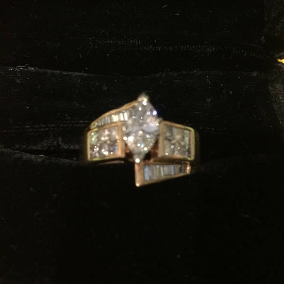 Beautiful 14k Gold Ladies Ring